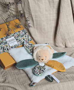 Doudou lion blanc avec pétales - BOH'AIME Doudou et Compagnie